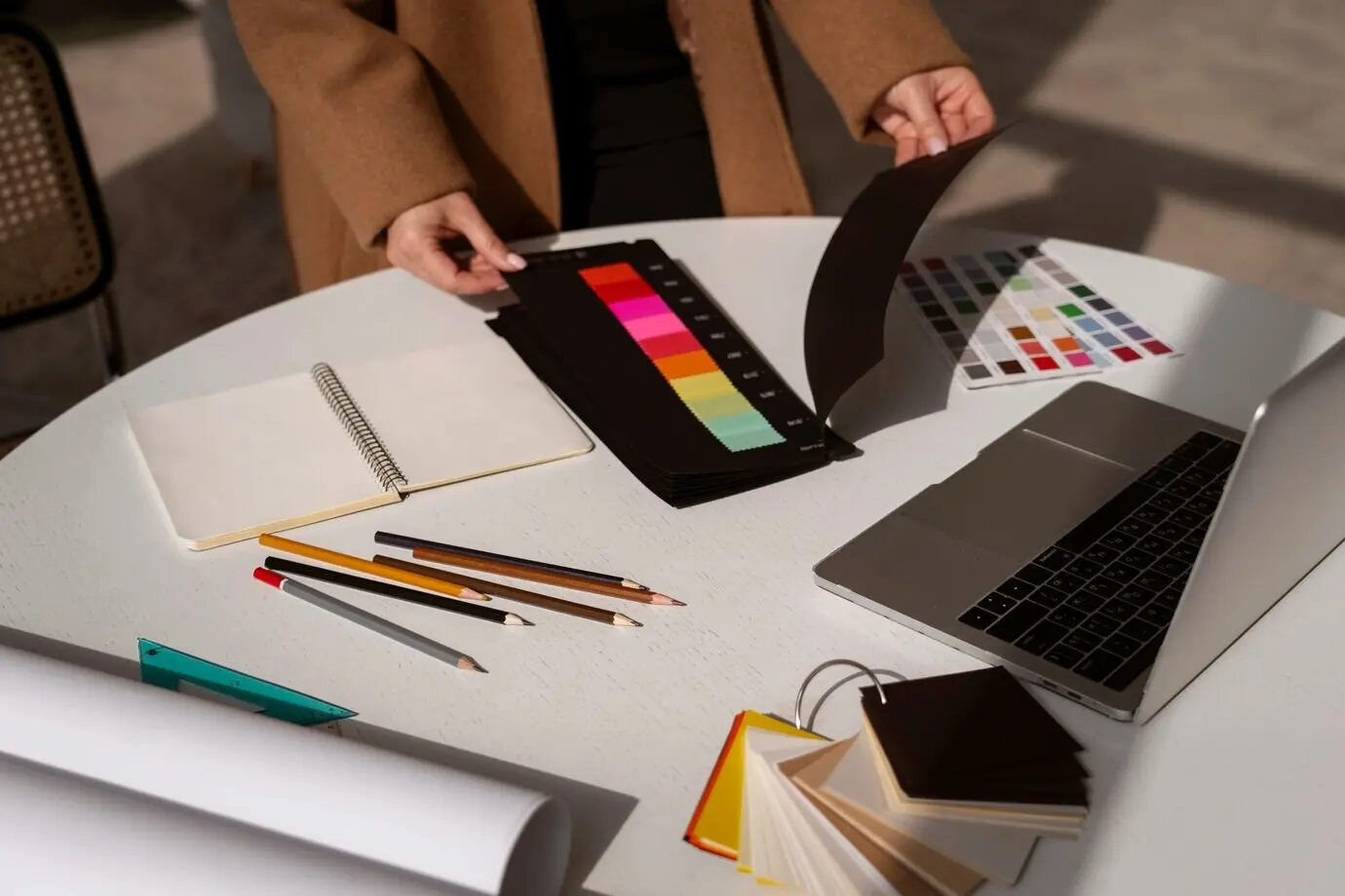 Hochwinkelaufnahme einer Frau, die als Innenarchitektin arbeitet.