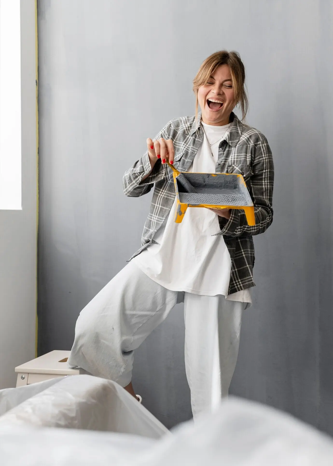 Aufgeregte Frau mit Pinsel und Farbe